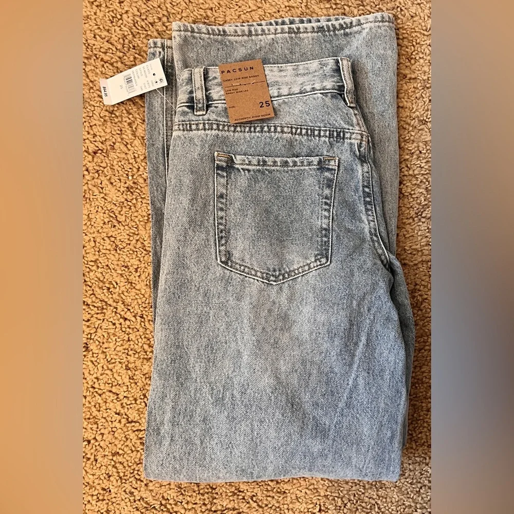 PacSun Women's Light Wash Wide Jeans NWT - Picture 2 of 4